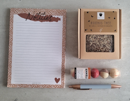 brievenbuspakket notitieblok,pen,chocolade,thee